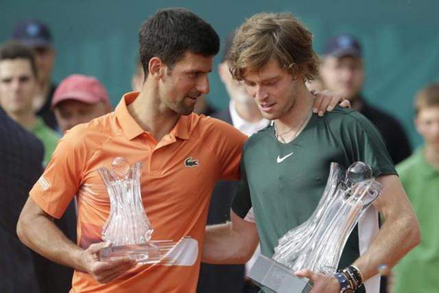 面对球员薪 面对球员薪