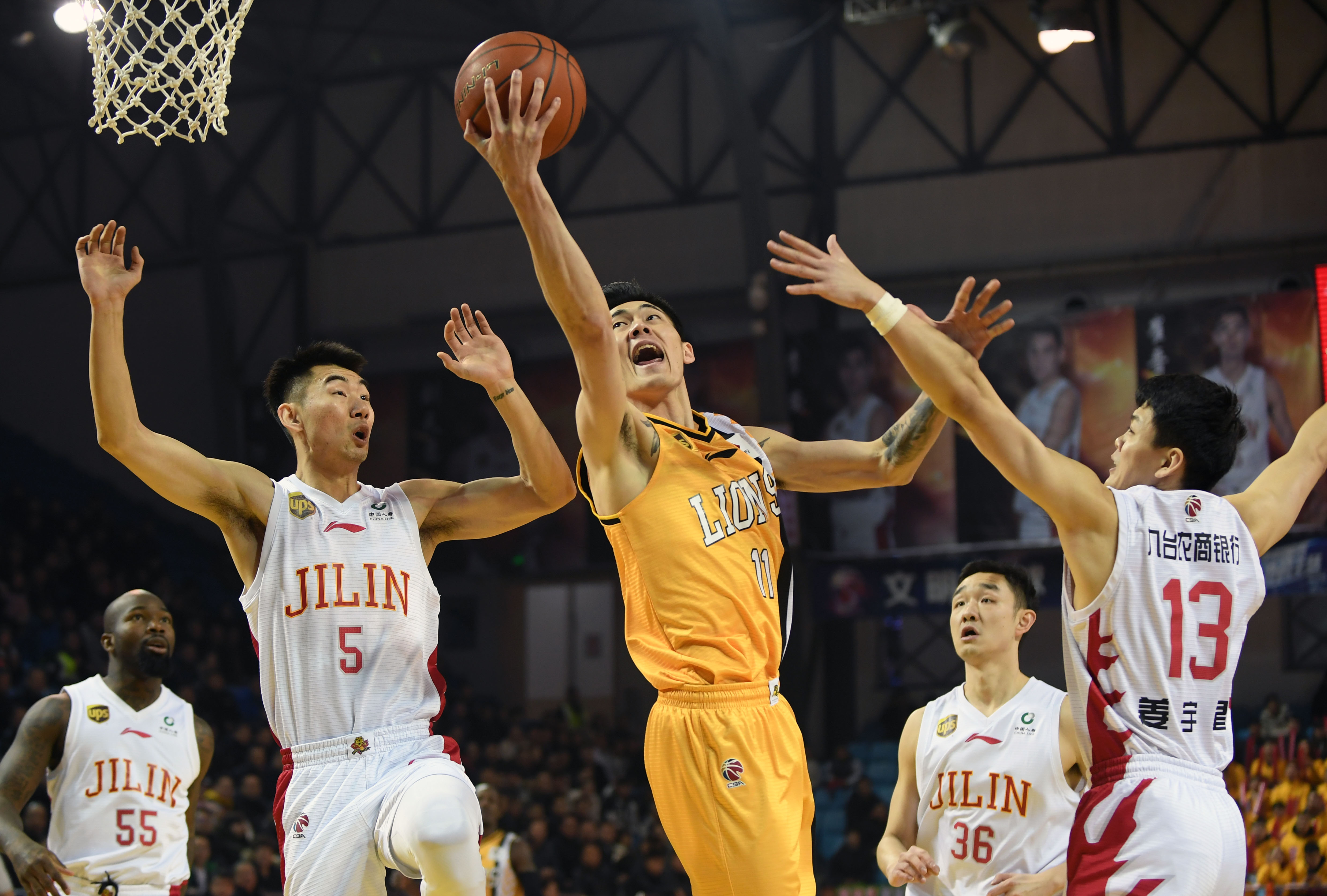 长岛茂雄邀请赛平田宪圣夺冠，与石川辽激情相拥