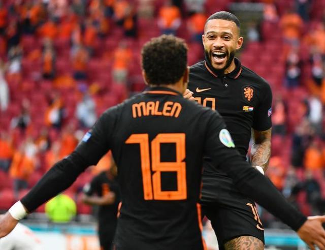 致敬若塔，狼队主场看台打出巨幅TIFO